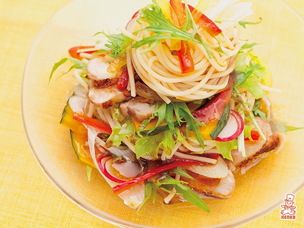 ローストチキンと多品目野菜のパスタサラダ