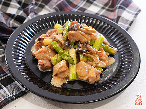 鶏肉とアスパラの金ごまドレッシング炒め