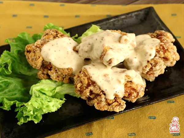 ガーリックナッツドレッシングで食べる鶏唐揚げ
