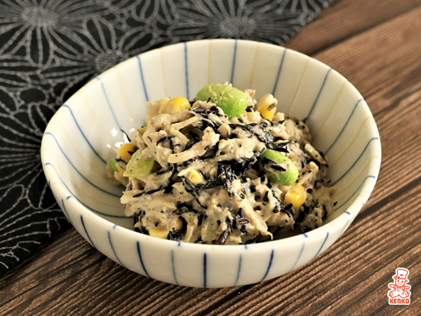 蒸し鶏とひじきのごまドレッシング和え