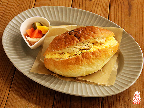 燻製風味バターとたまごの塩パンサンド