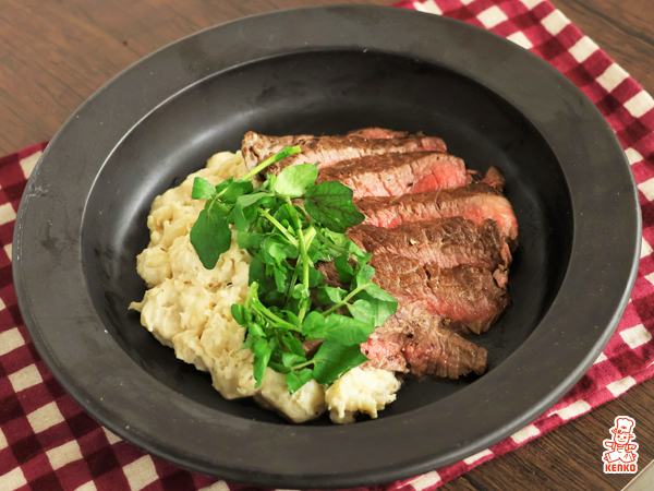 牛肉のステーキ 燻製チーズポテト添え