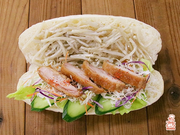 照り焼きチキンとごぼうサラダのコッペパン