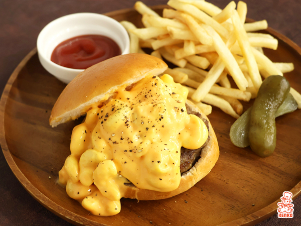 溢れるマカロニ&チーズバーガー