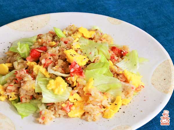 かに風味かまぼことレタスのチャーハン