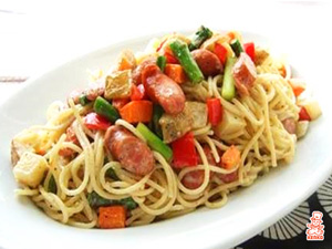 揚げ野菜とウインナーのパスタサラダ