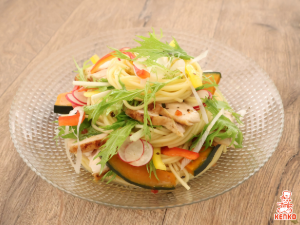 ローストチキンと多品目野菜のパスタサラダ