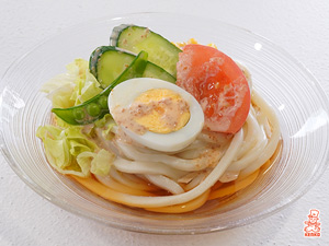 金ごまドレッシングで食べるサラダうどん