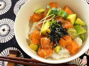 サーモンアボカドのポキ丼