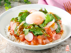 サラダ仕立てのローストビーフ丼 トリュフ風味