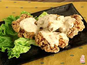 ガーリックナッツドレッシングで食べる鶏唐揚げ