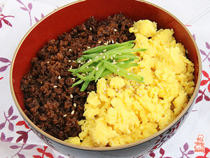 たまごとそぼろの2色丼