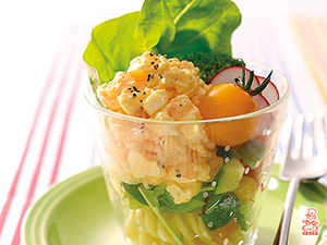 カラフル野菜とタマゴのグラスサラダ