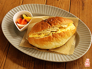 燻製風味バターとたまごの塩パンサンド