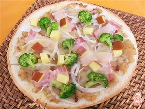 ジャーマンポテトとスモークチーズのピザ