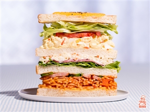 そびえ立つ パスタのアートウィッチ