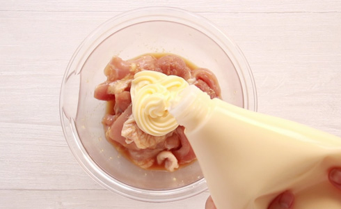 マヨネーズを絡めてから30分置く|マヨネーズ活用!鶏の唐揚げ