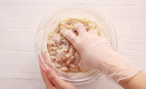 小麦粉を加えて混ぜる|マヨネーズ活用!鶏の唐揚げ